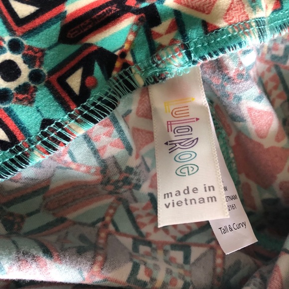 LulaRoe Tall & Curvy buttery soft kaleidoscope print leggings - Picture 4 of 7